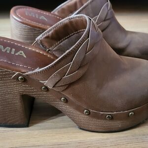 MIA Women's Tan Braided Clogs